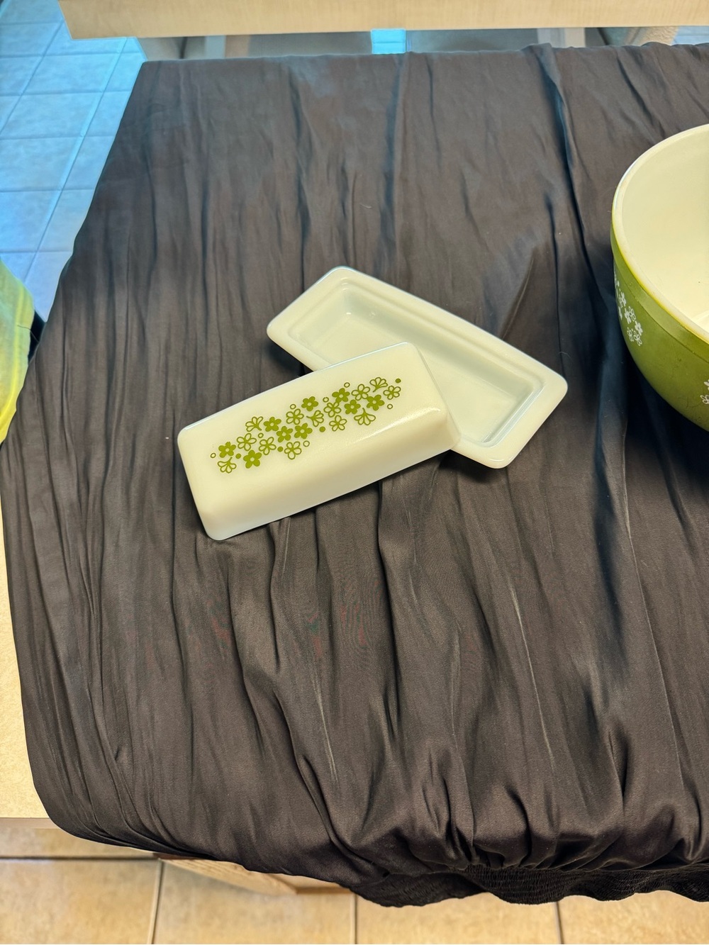 Pyrex White Butter Dish with Green Floral Band - Picture 5 of 5